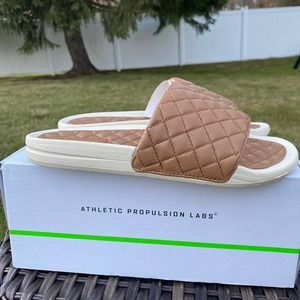 NWT/NIB APL Women's Lusso Quilted Nappa Leather Slide Sandal Caramel/ Pristine